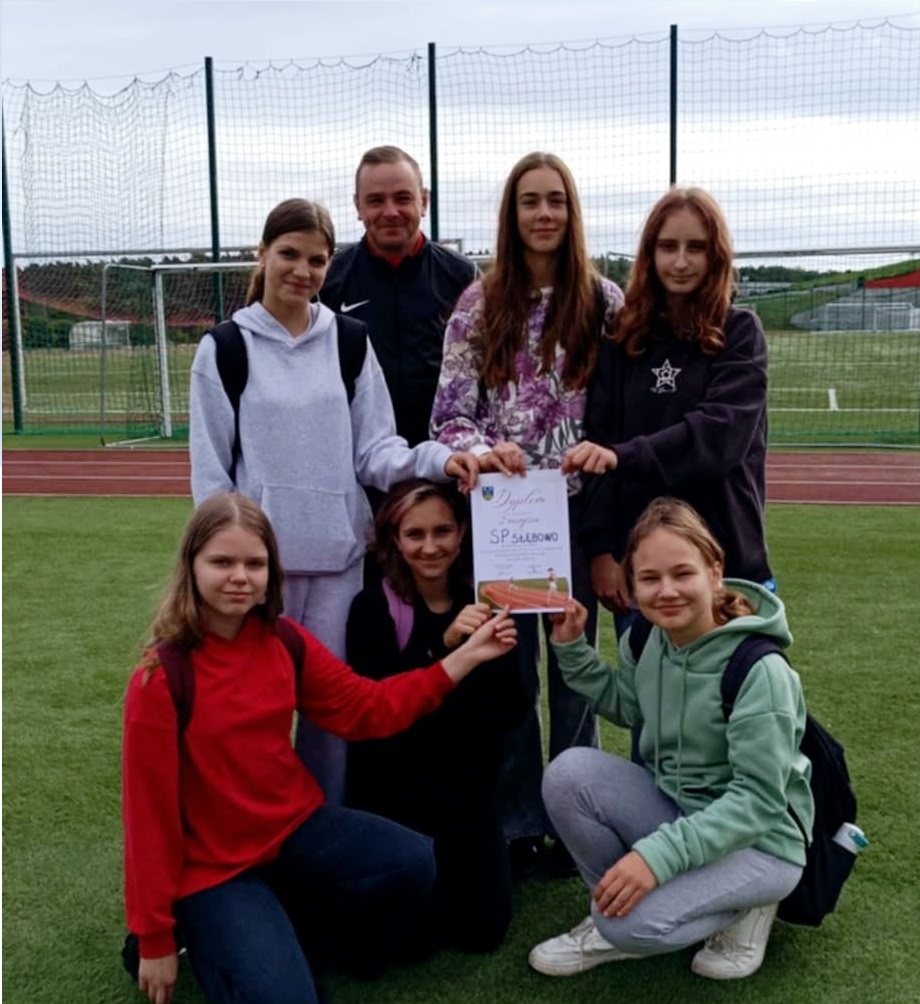 Zdjęcie: Uczennice klasy 7 Wicemistrzyniami Powiatu Żnińskiego w sztafecie olimpijskiej
